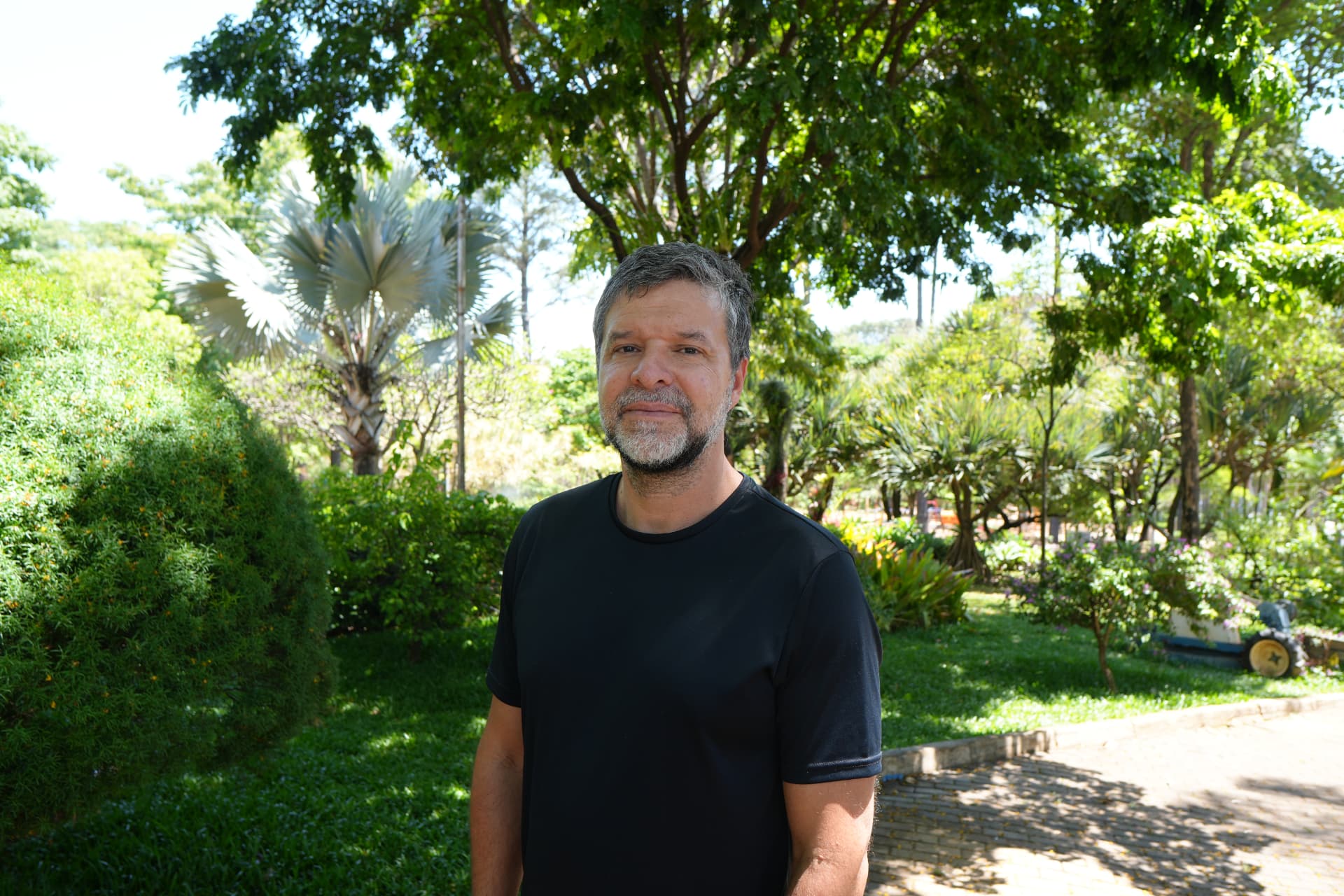 Matheus Cautiero em um jardim
